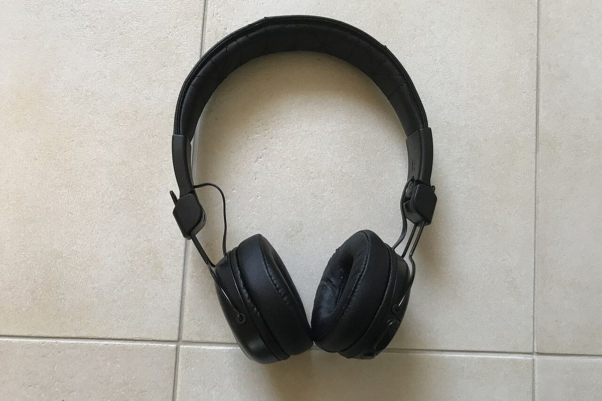 Ảnh minh họa: JLab Studio Black Headphones.jpg