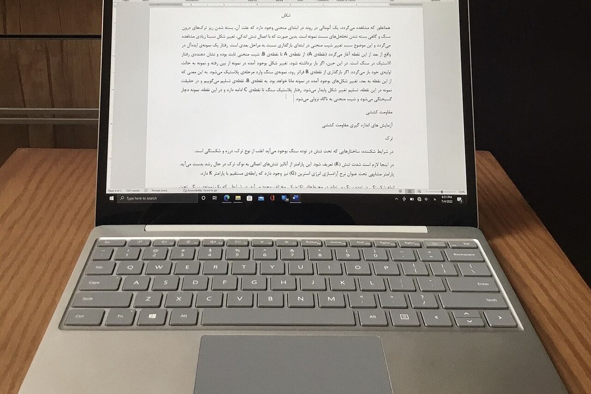 Laptop minh họa việc tìm tài liệu dịch vụ đúng model